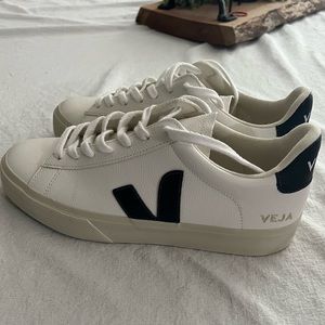 Women’s size 9 veja sneakers, new.